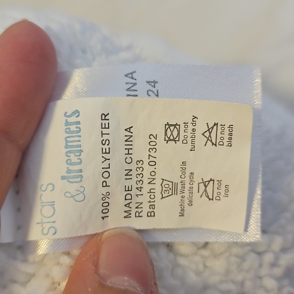 White and Blue Baby Blanket with Born 2025 Embroidery - Picture 5 of 6